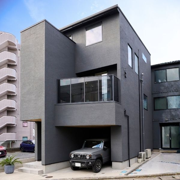 家族の暮らしをやさしく包む3階建ての家の画像