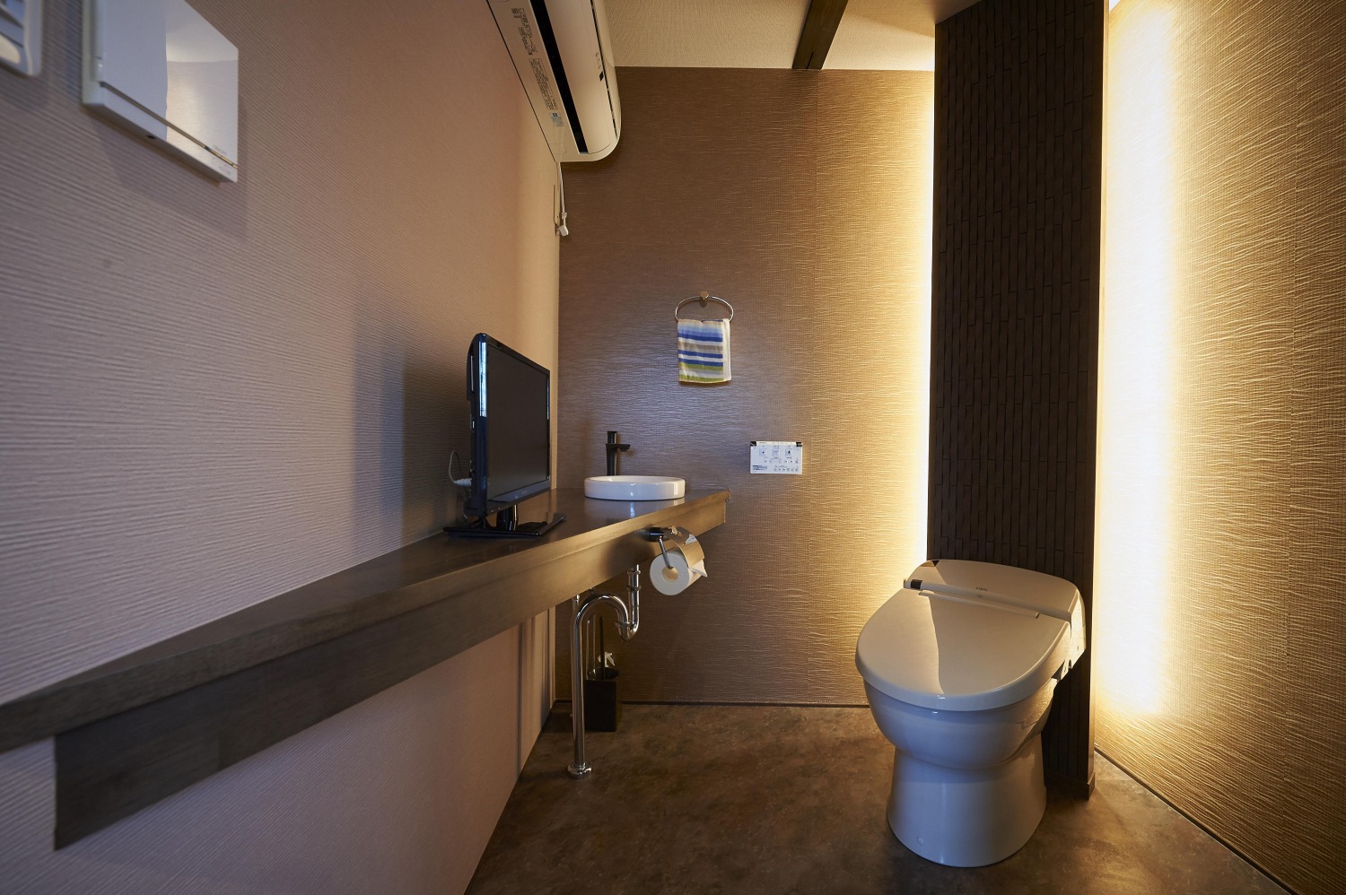 照明やトイレの向きをこだわることでおしゃれ空間に。の画像