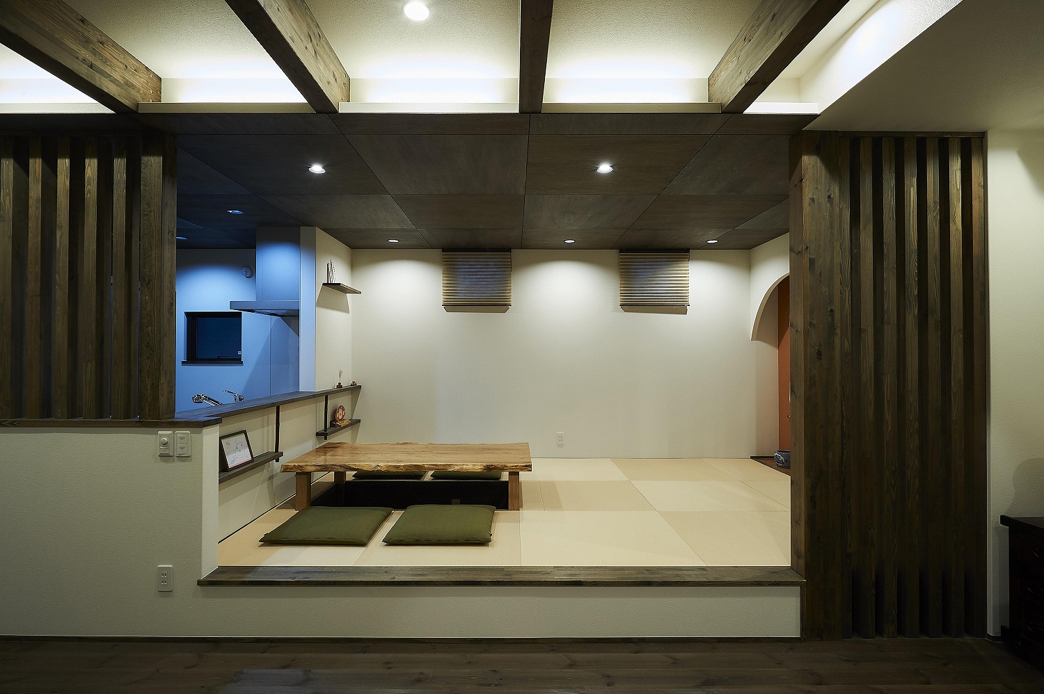 木格子の間仕切りと、落ち着いた板張り天井が程よいおこもり感を創出する畳コーナーの画像