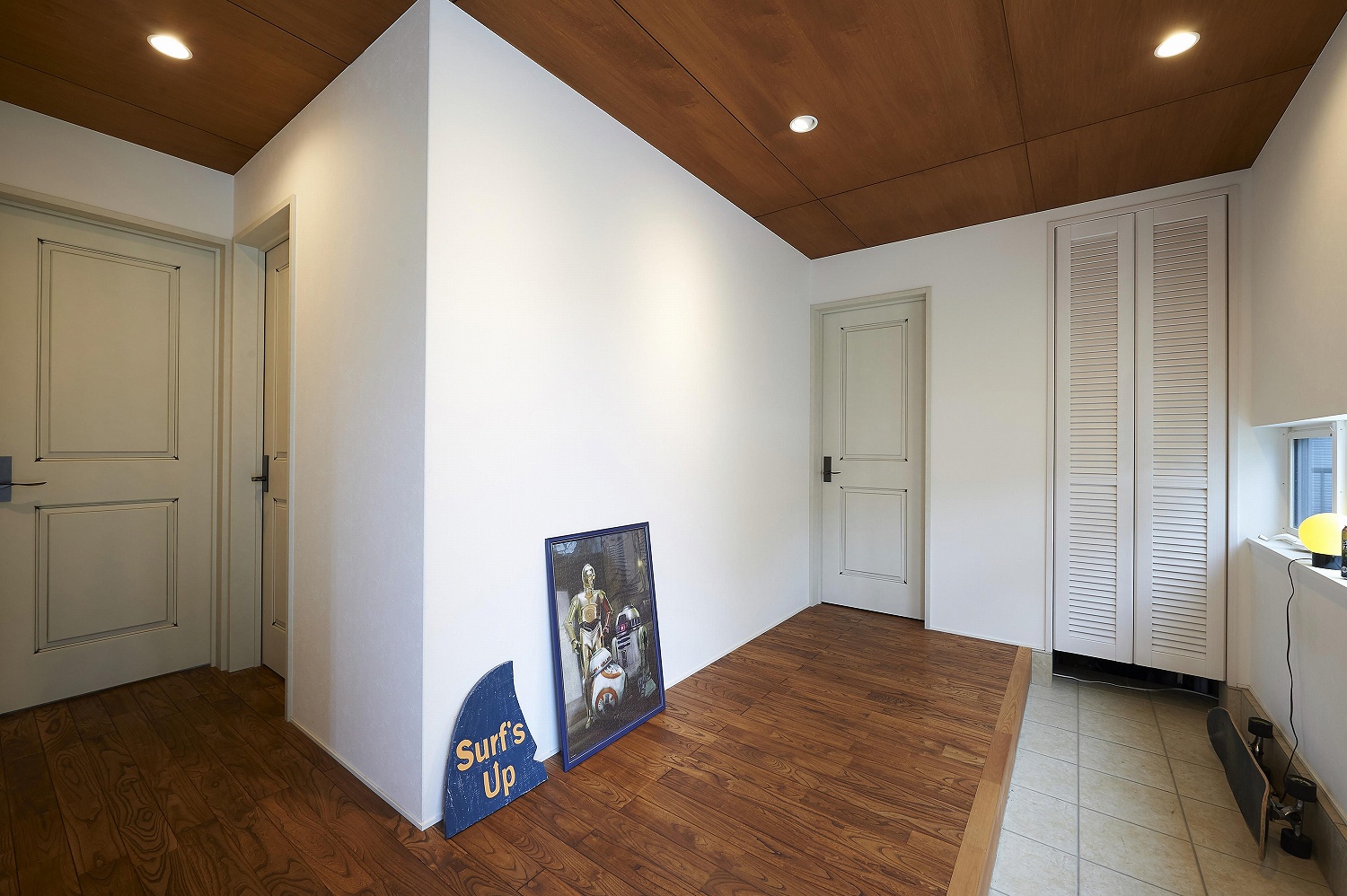 白×木の爽やかで温かみのある玄関の画像