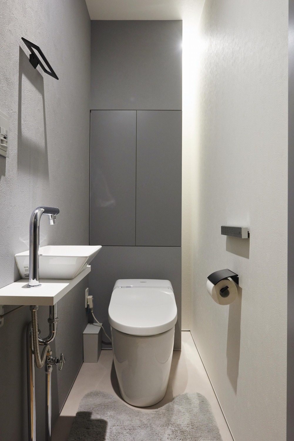 スタイリッシュなグレー基調のトイレの画像