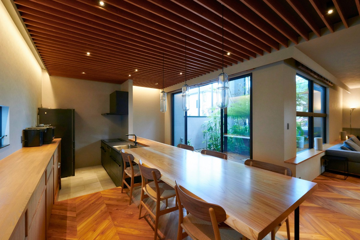 外部からの視線を遮るライトコートとサッシガラスの画像