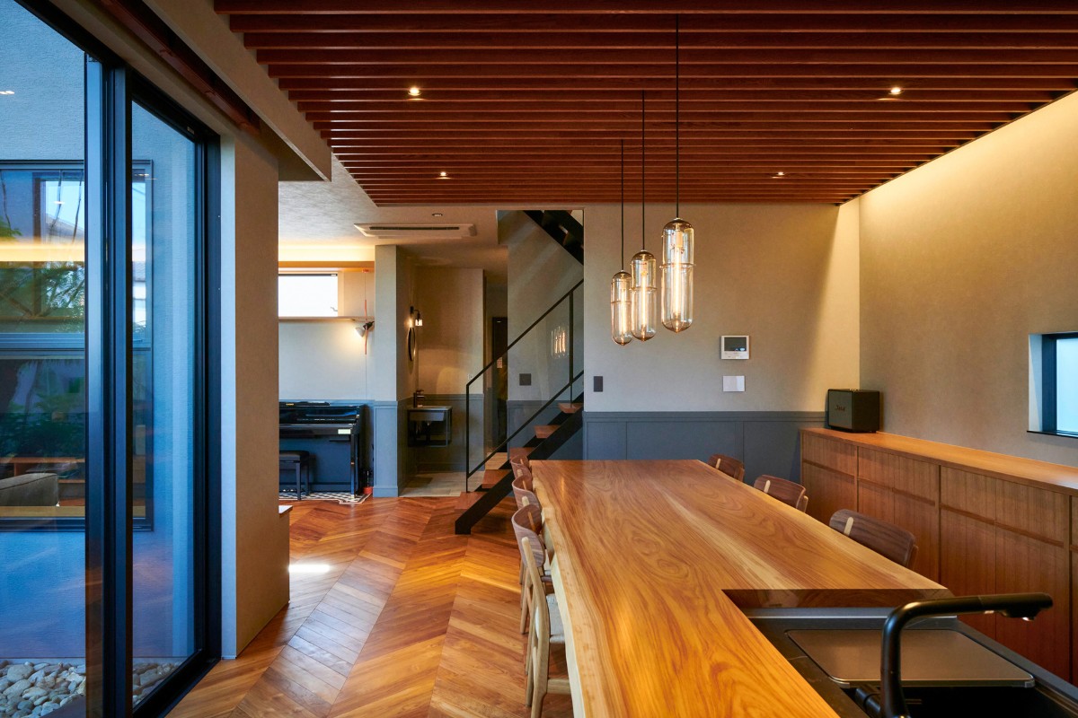 一体感を演出する、斜めの床デザインと大開口の画像