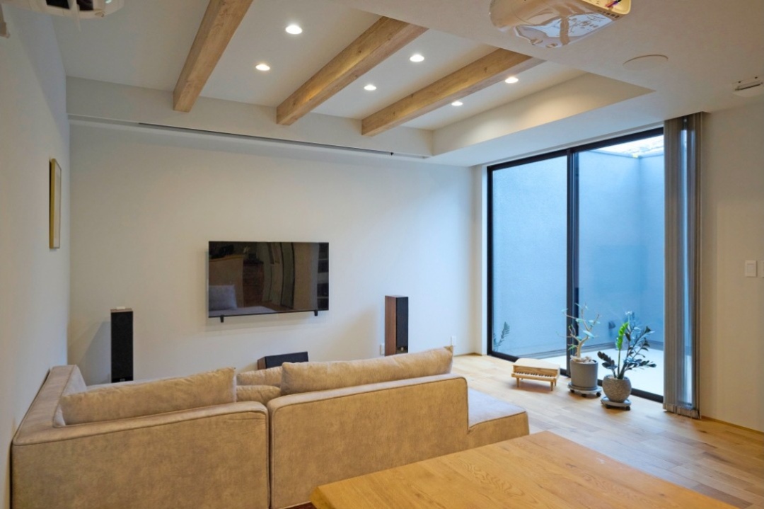 折り上げ天井に梁を見せた、広がりを感じるリビングの画像