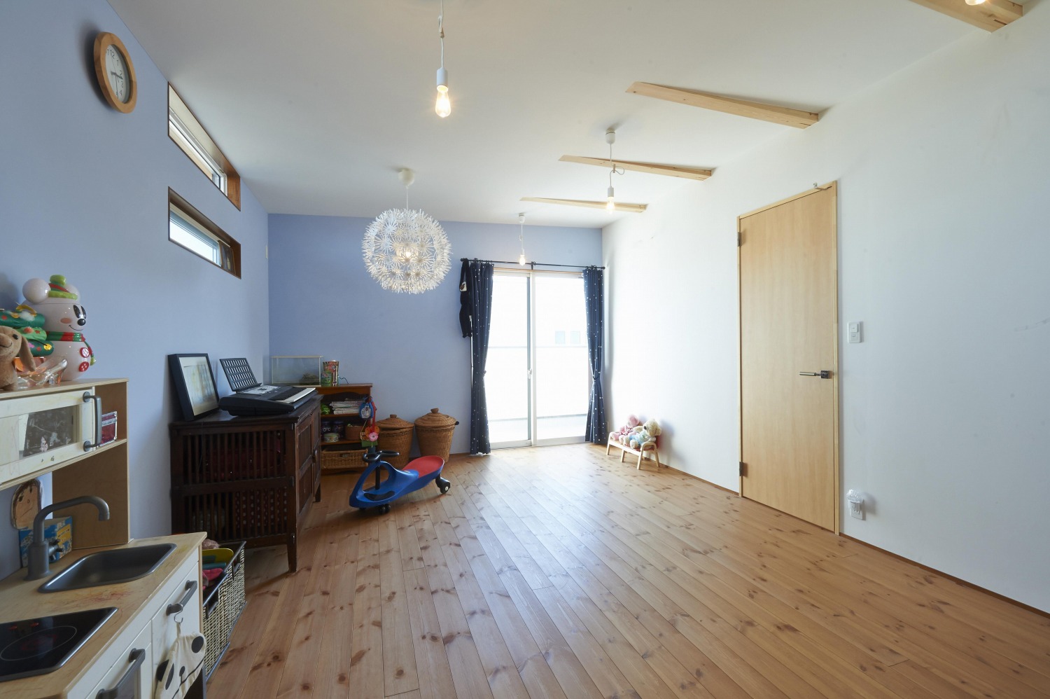 木質感が安らぎをもたらす子供部屋の画像