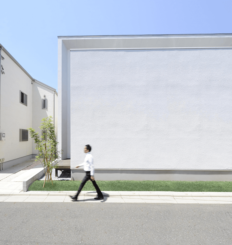 スリットを形成するシンプルなデザインの外壁の画像