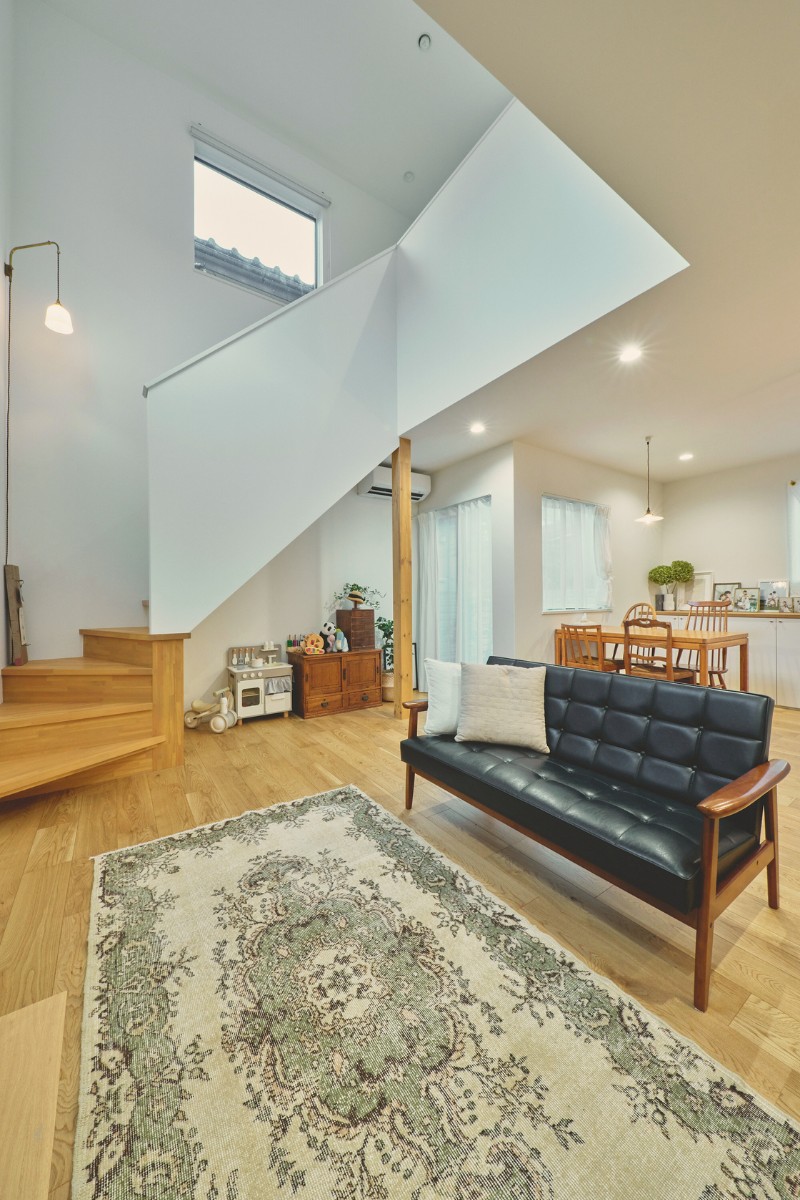 吹き抜けで繋いだ開放感のあるLDKの画像