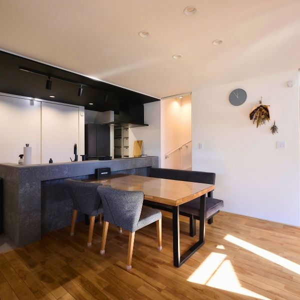 グレーとホワイトのシンプルスタイルの画像