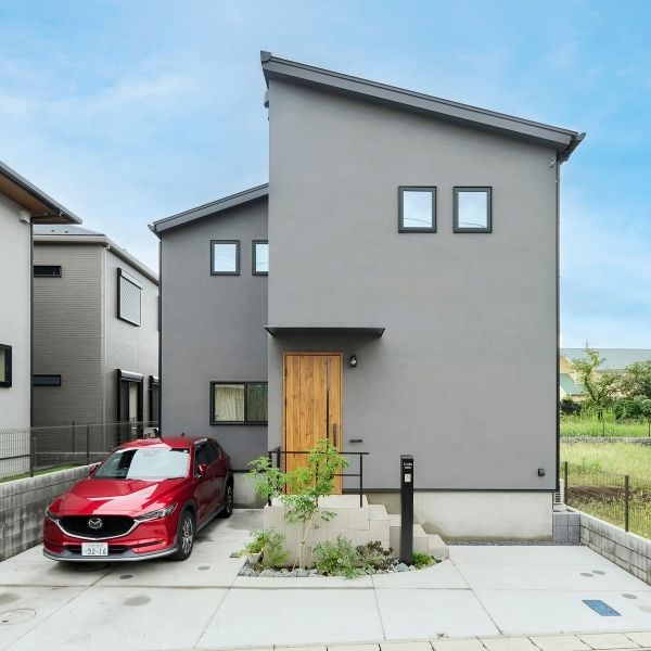 タイルが繋ぐリビングと中庭のある家の画像