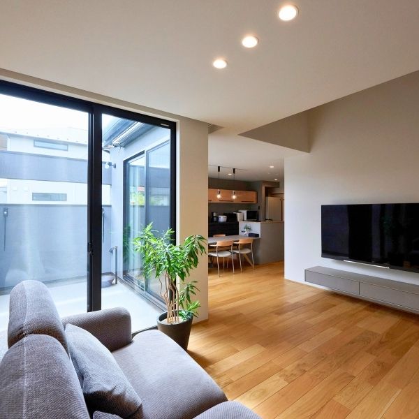 タイルが繋ぐリビングと中庭のある家の画像