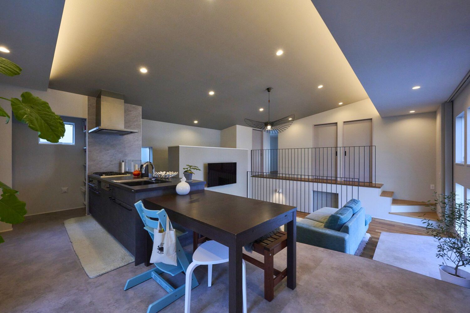 外の風景を楽しみながら食事ができるダイニングの画像