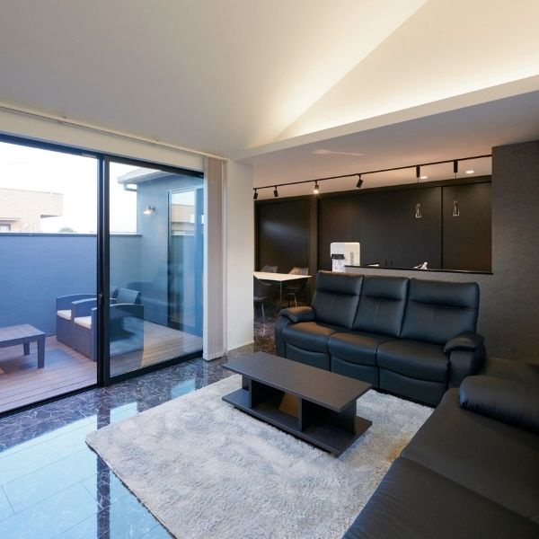 ペットと暮らす大人モダンな家の画像