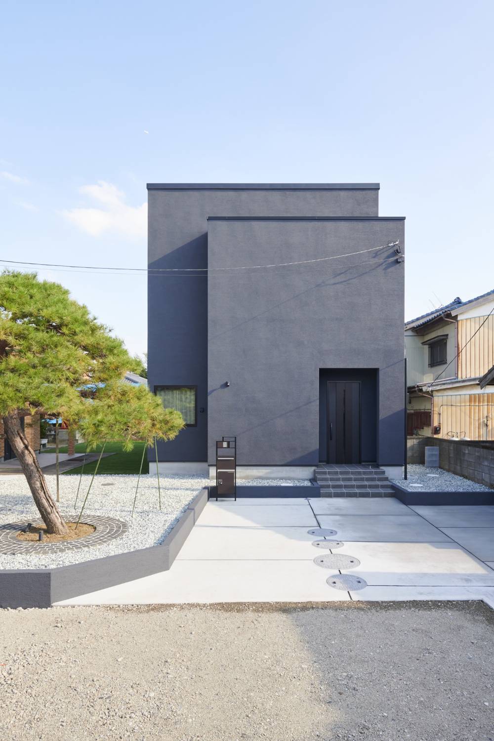 隣地や庭の景観を生かしたBOX型の外観の画像