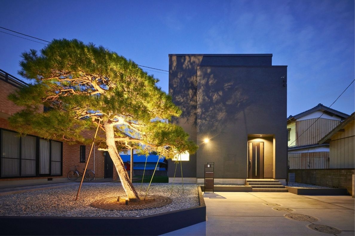 美しくライトアップされた夕景の外観の画像