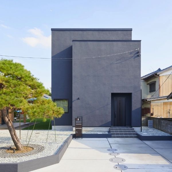 ペットと暮らす大人モダンな家の画像