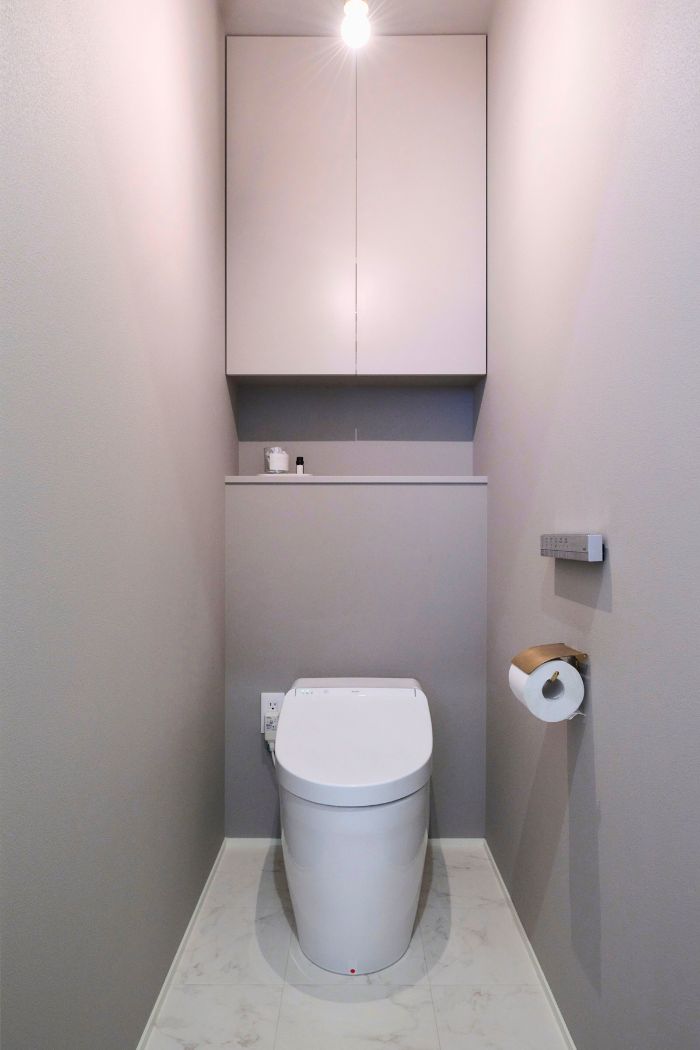 グレーで統一したシンプルなトイレの画像