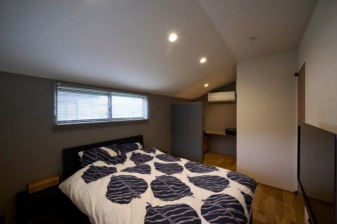 落ち着いた雰囲気の寝室の画像