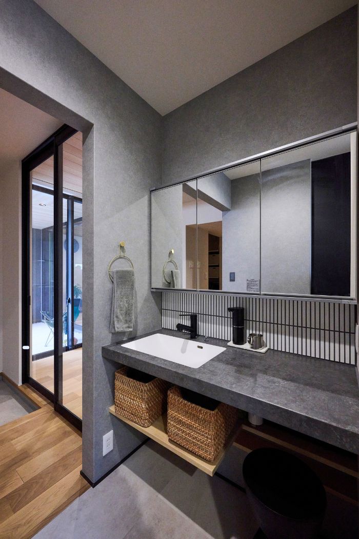 ボーダータイルが印象的なスタイリッシュな洗面台の画像