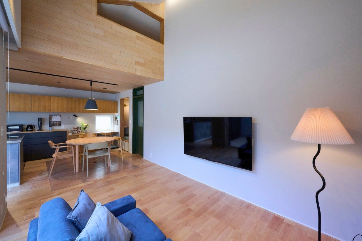 三角屋根とスクエア窓の二世帯の住まいの画像