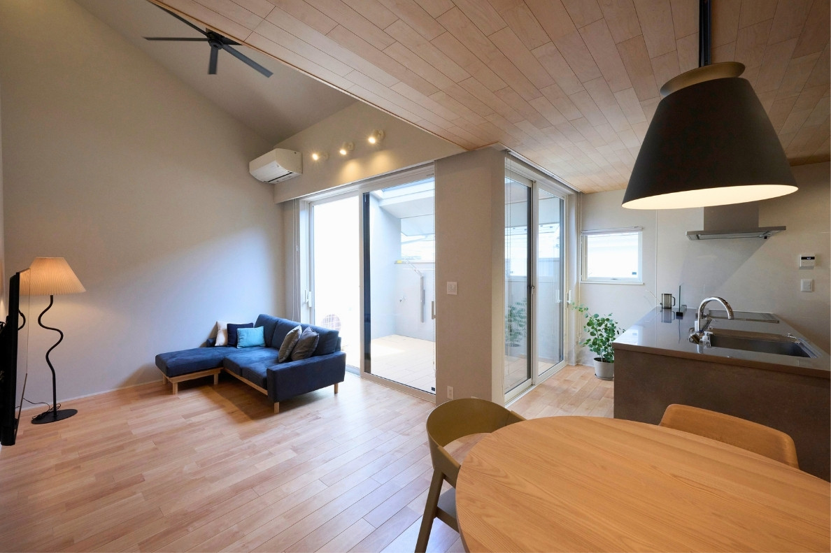 インナーバルコニーを囲むLDKの画像