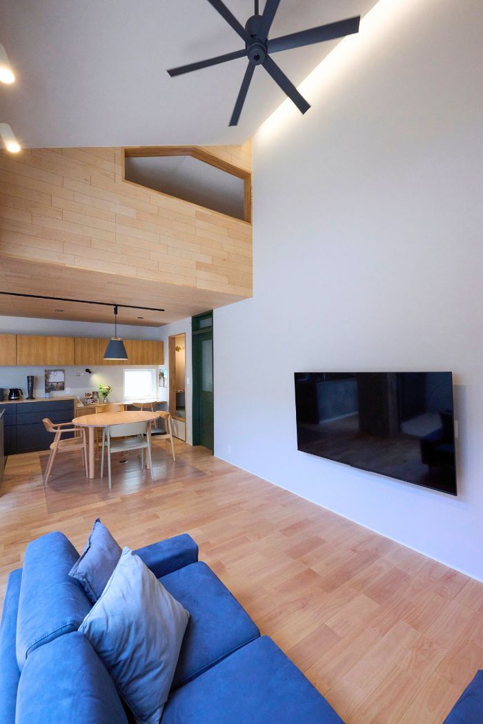 デザイン性の高いシンプルでナチュラルなリビングの画像