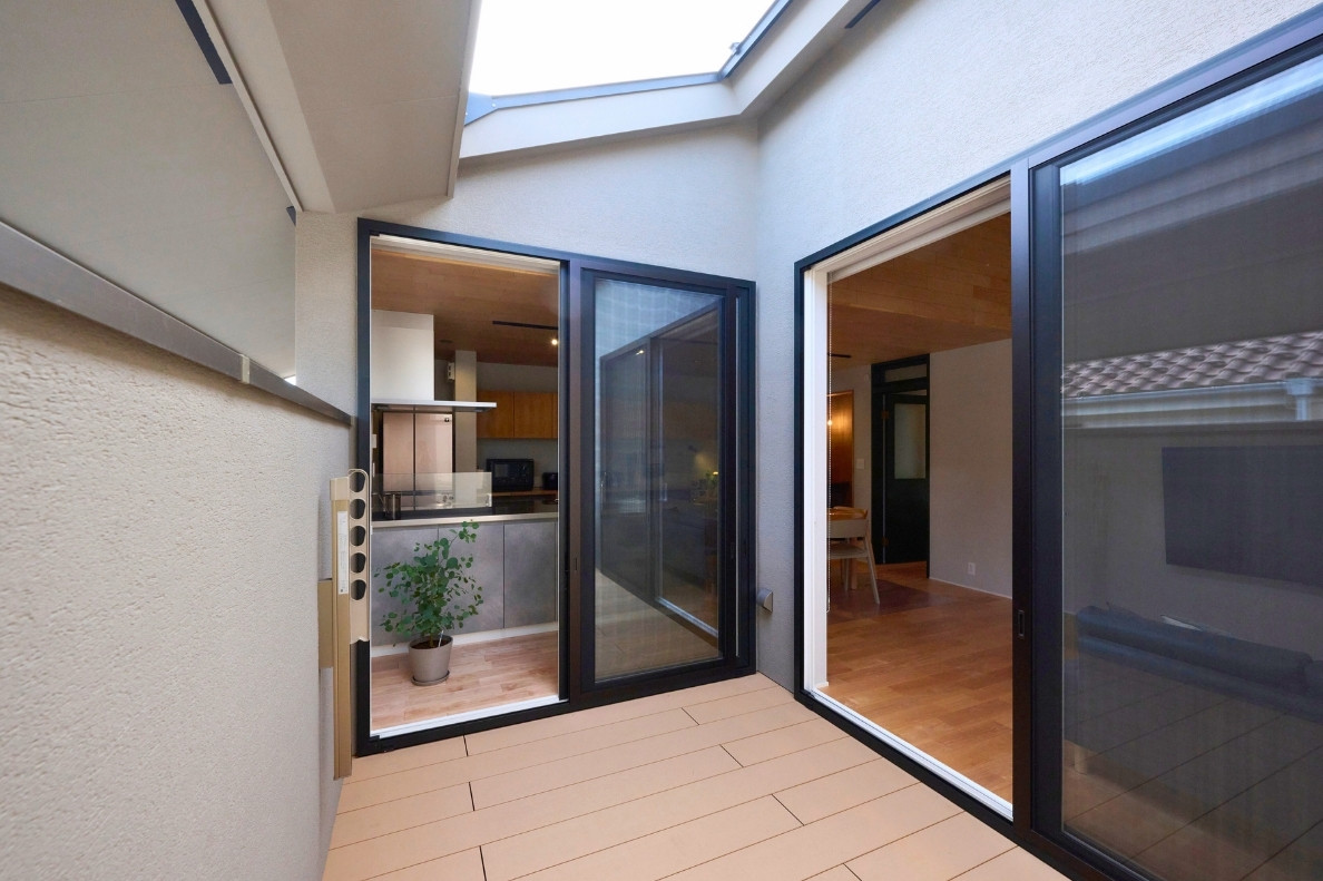 気軽に外を楽しめるインナーバルコニーの画像