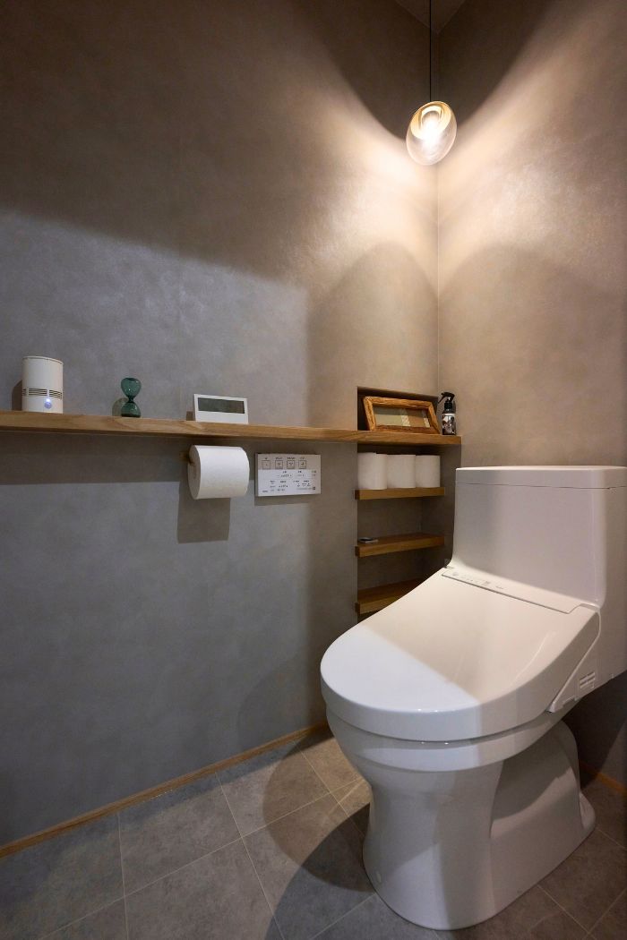 ニッチを設えたシンプルモダンな2階トイレの画像