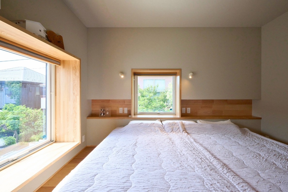 窓枠に飾りスペースを設えたおしゃれな寝室の画像