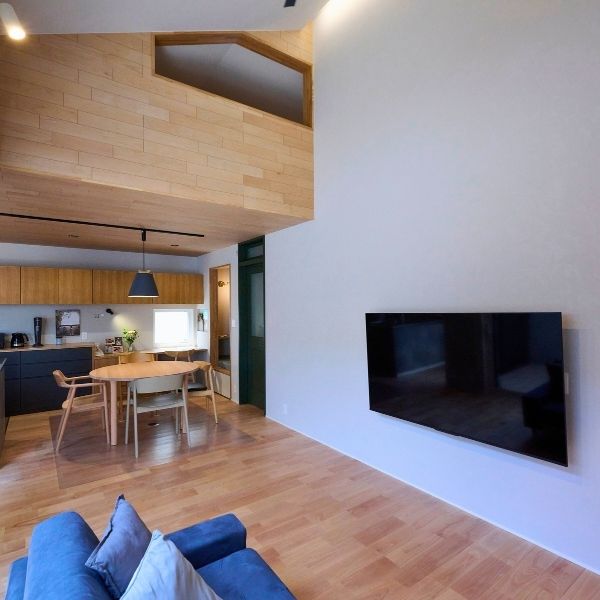 三角屋根とスクエア窓の二世帯の住まいの画像