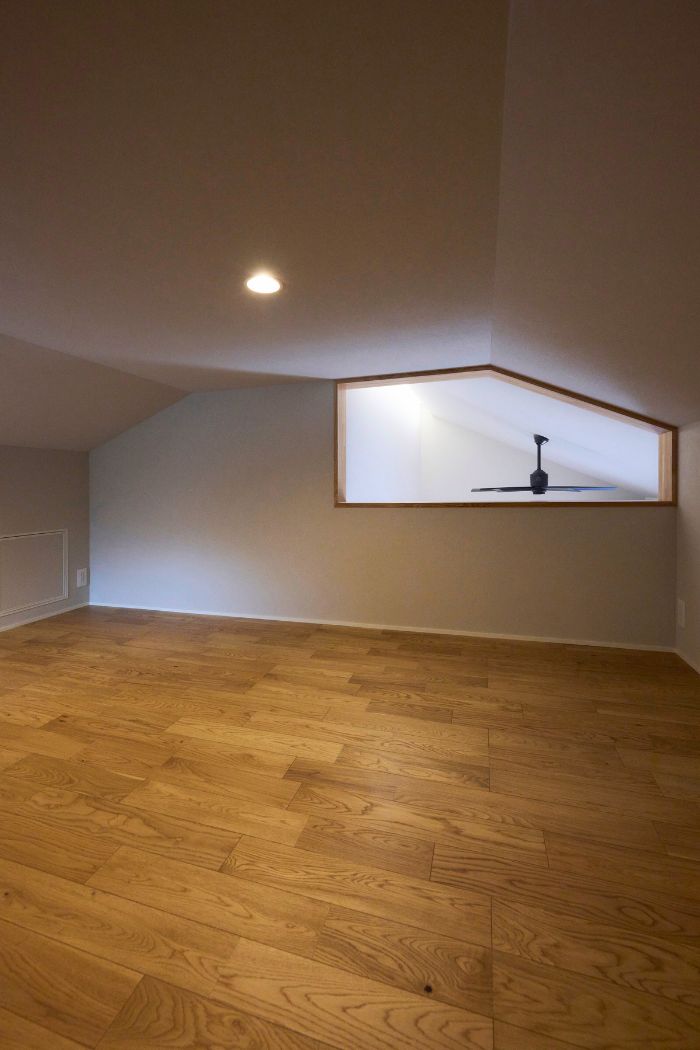 勾配天井をいかしたリビング上のロフトの画像