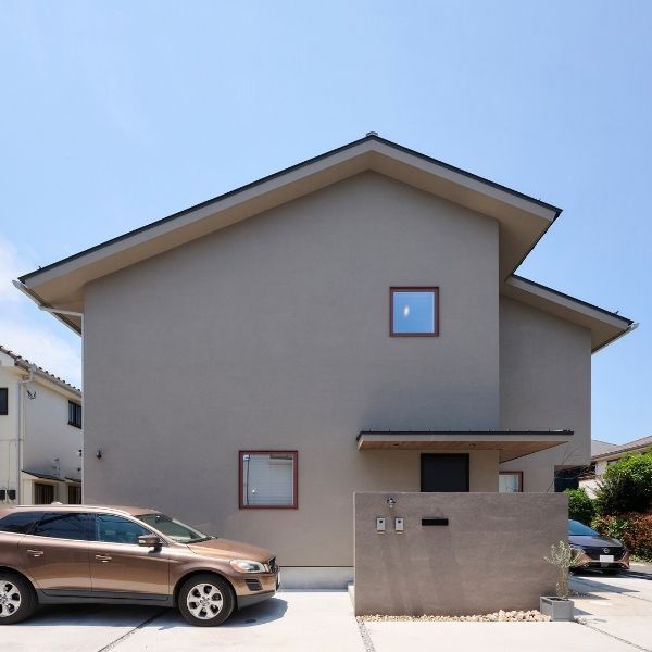 三角屋根とスクエア窓の二世帯の住まいの画像