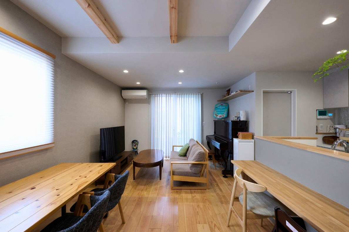 木の温もりと明るさが心地よいLDKの画像