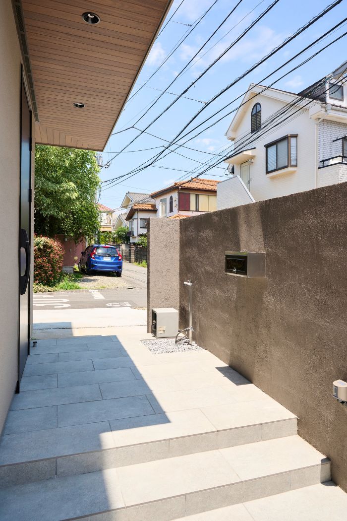 ワンちゃんの散歩後すぐに足が洗えるように洗い場を設けました。の画像