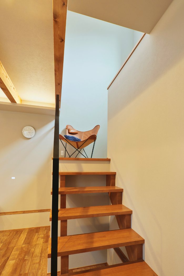 踊り場を広く設けたストリップ階段の画像