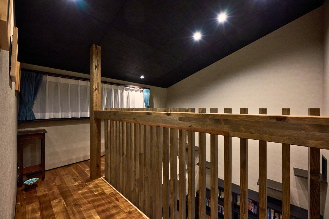 人も愛猫も心地よさに包まれながら過ごすことができるホール空間の画像