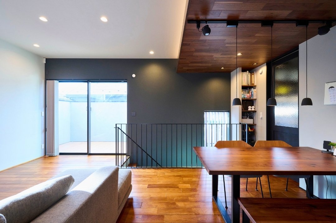 アウトドア感覚で楽しめるバルコニーに面した2階リビングの画像