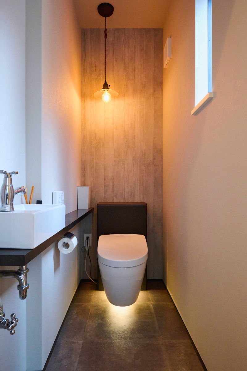 浮遊感のあるデザインが高級感を醸し出す1階トイレの画像