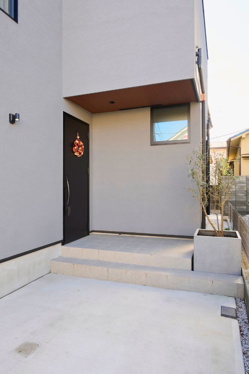 軒天の木質感がアクセントの玄関ポーチの画像