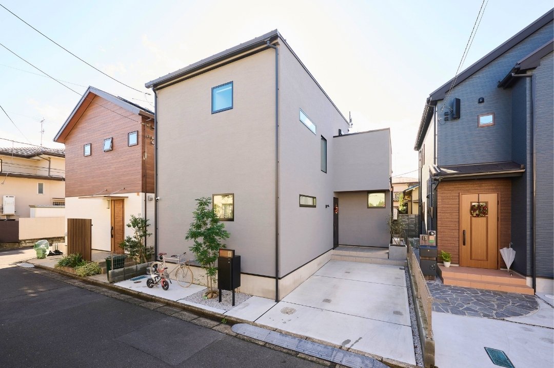 緑が映えるシンプルモダンな外観の画像