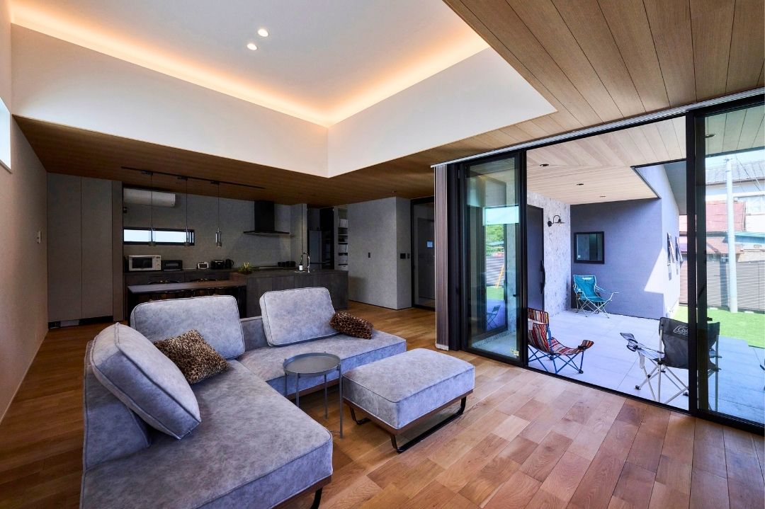 天井の高さと視線の抜けが開放感を生むリビングの画像