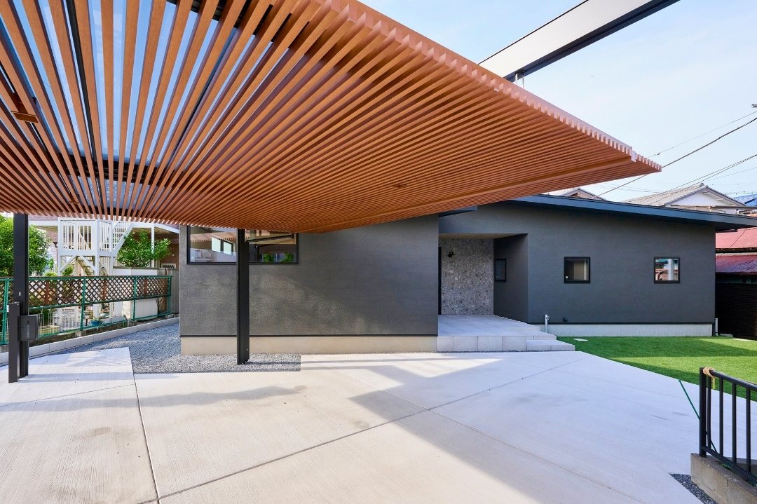 道路側に広いアプローチと駐車場を設けたオープン外構の画像