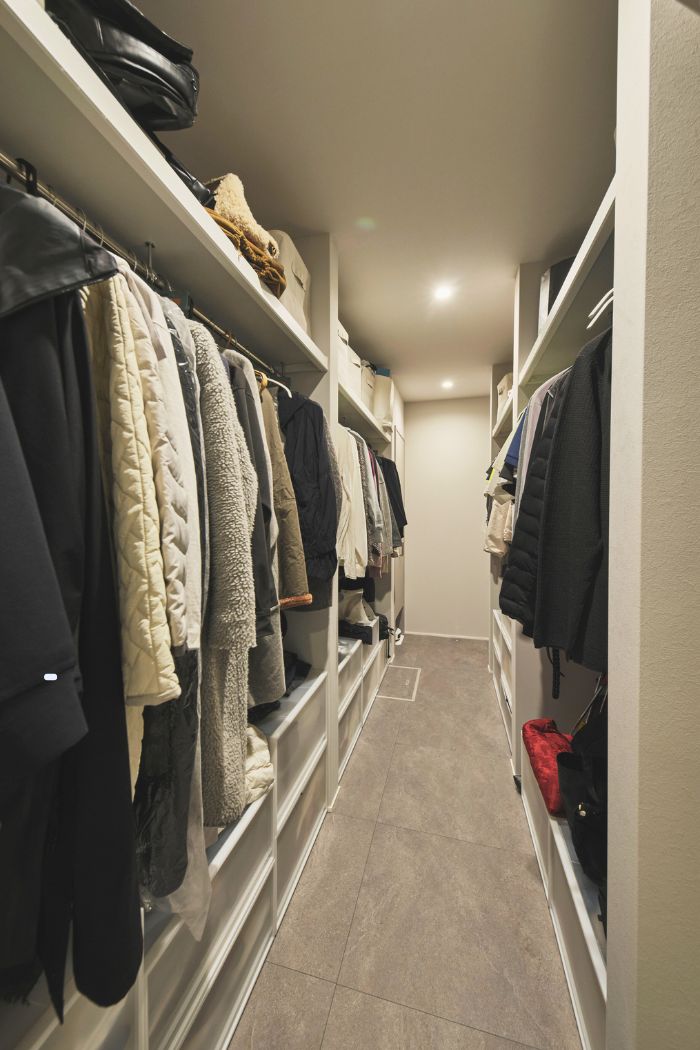 脱衣室とキッチン横から出入るできる2WAY動線のファミリークローゼットの画像