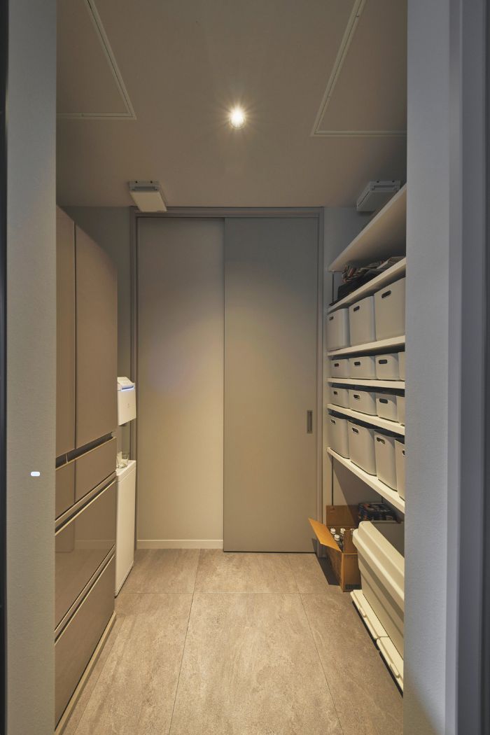 スペースにゆとりを持たせた使い勝手のいいパントリーの画像