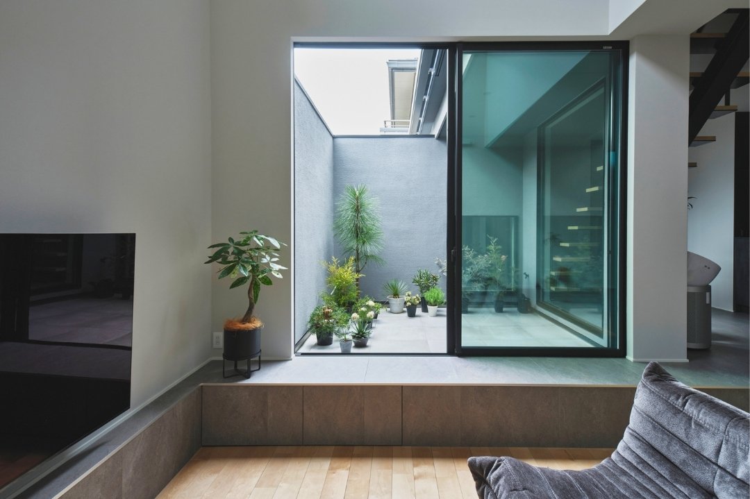 プライベート感がありながらも開放的な、リビングと繋がる中庭の画像