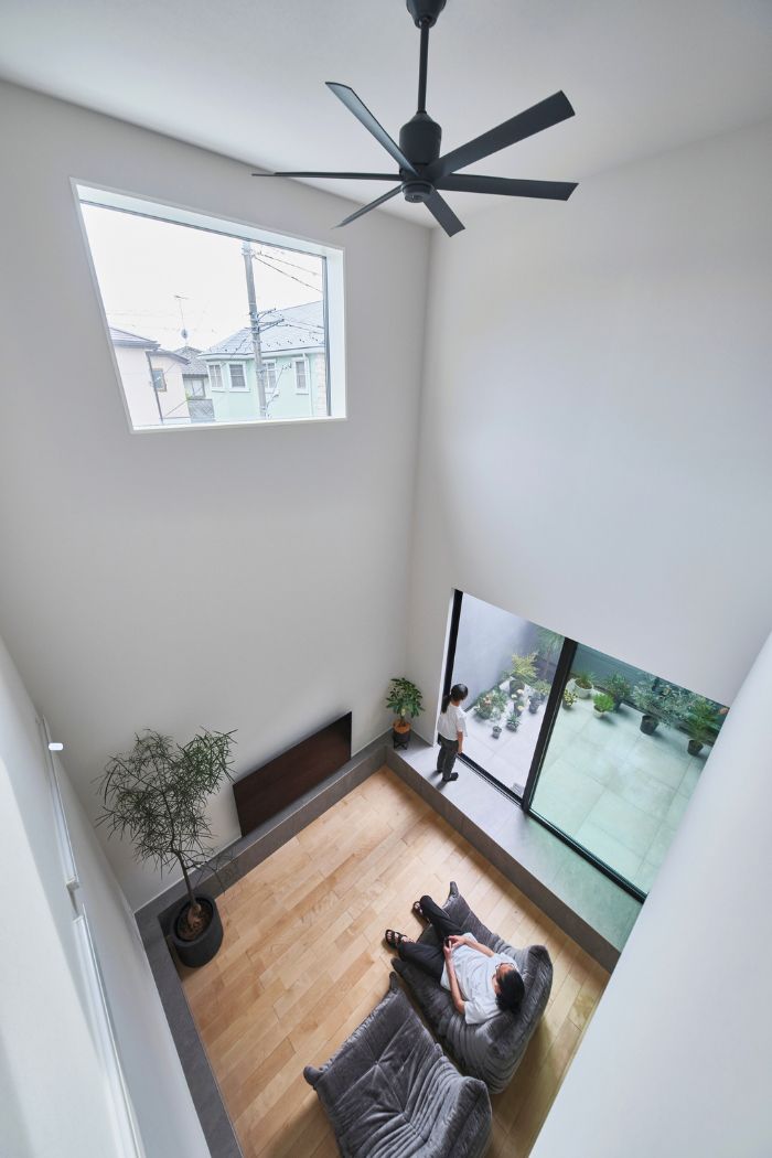 1階をのぞき込むと、リビングにいる家族の様子を見ることができますの画像