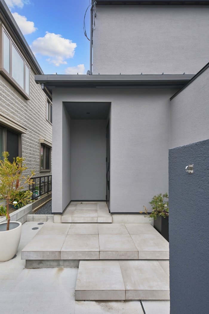 アプローチのタイルは浮遊感のあるデザインで軽やかにの画像