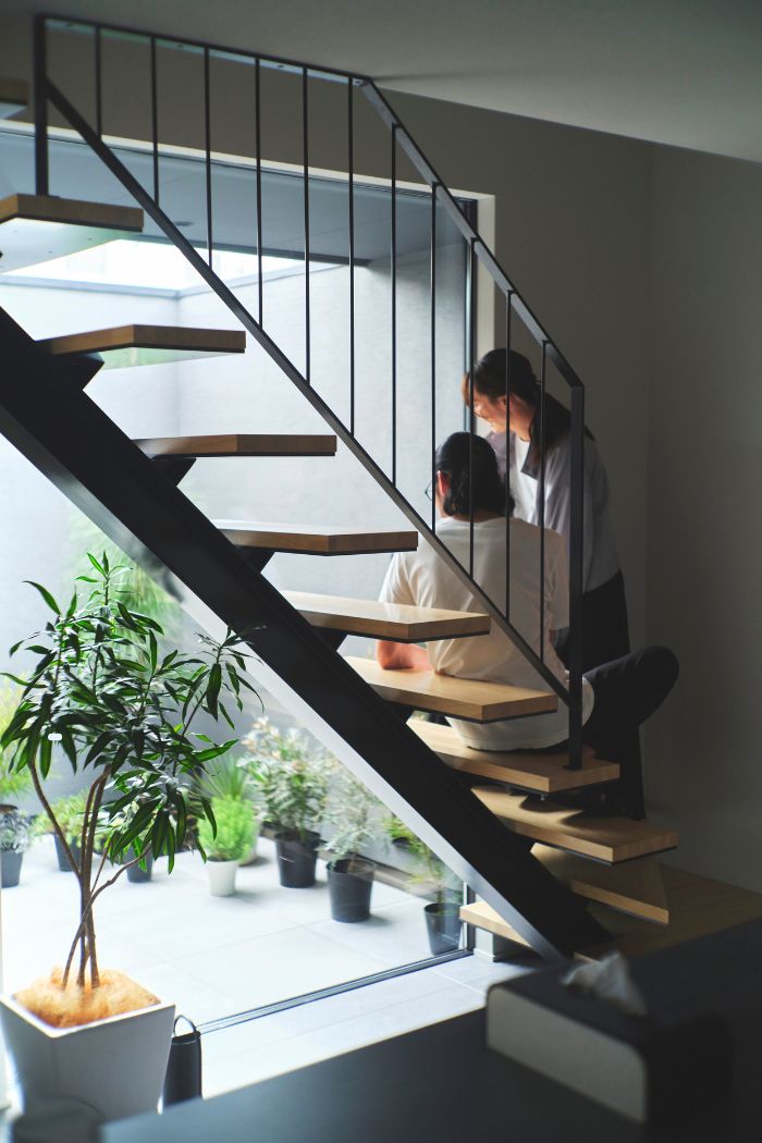 木素材とスチール手すりを組み合わせたオープン階段の画像
