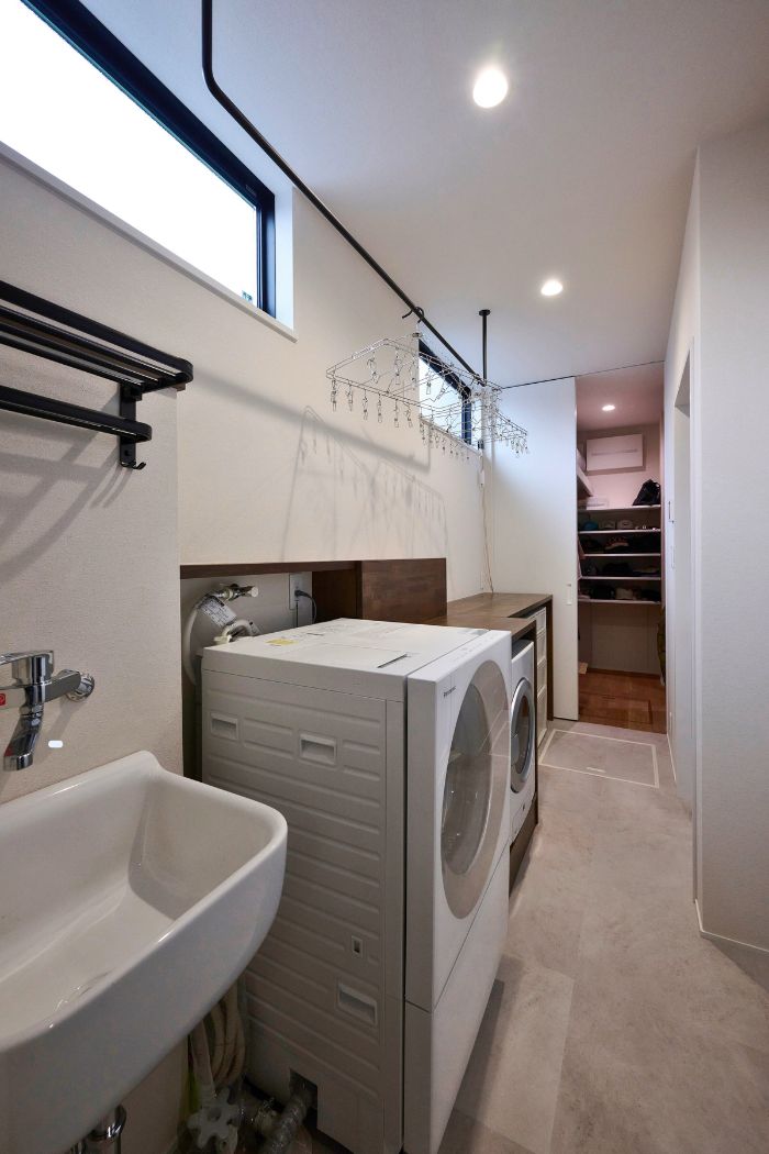 洗濯動線をコンパクトにまとめたドライルームの画像