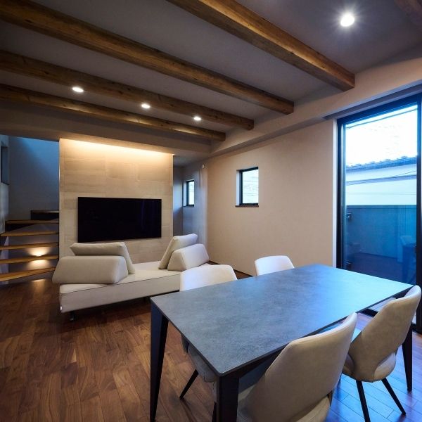 都内狭小地に建つホテルライクな家の画像