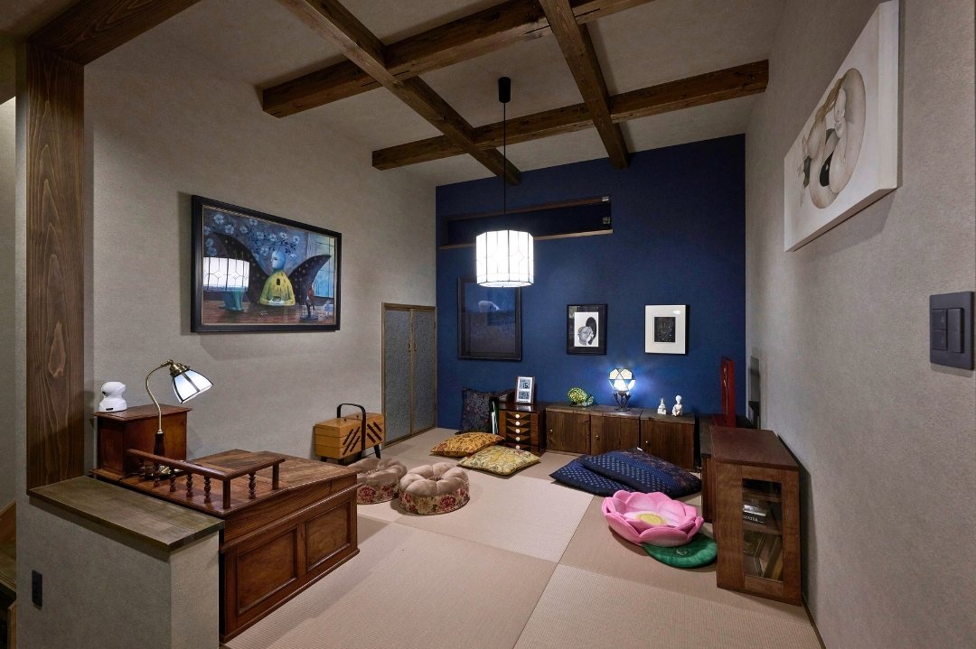 趣味の時間を堪能できるレトロな帳場机の画像